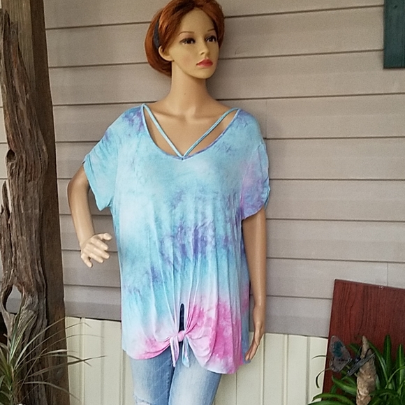No Boundaries Tops - Woman's No Boundaries tie-dyed t-shirt size XXXL